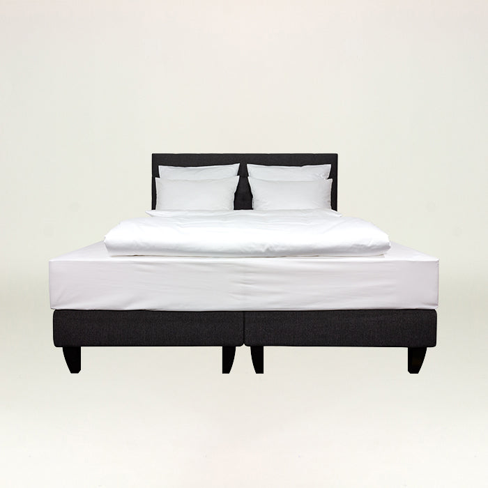Bett mit Wäsche