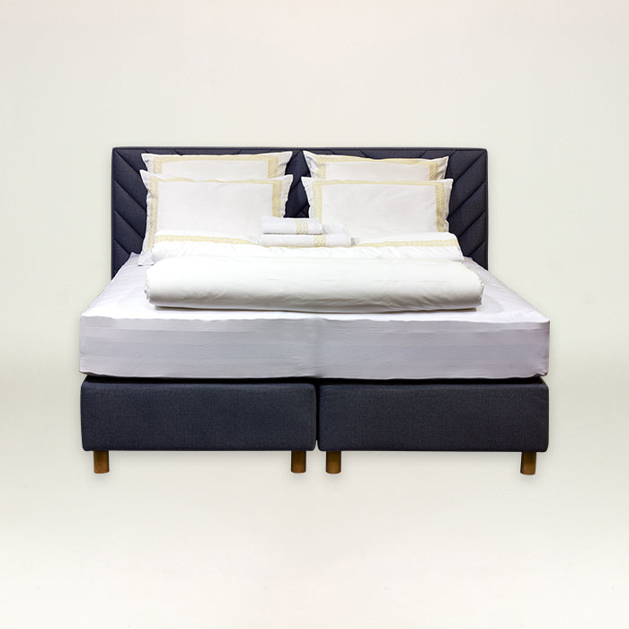 Bett mit Wäsche
